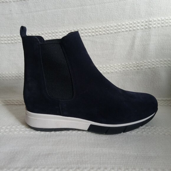 FINAL SALE NWOT Women’s La Canadienne Newport Suede Bootie - Picture 4 of 5